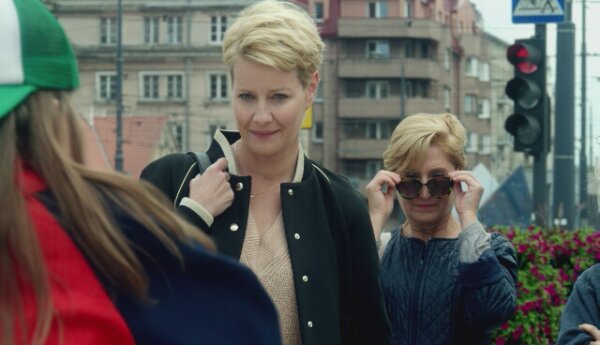 Monika zachwyca się tańczącą na ulicy dziewczynką