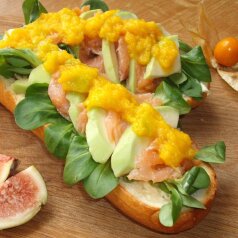 Bruschetta z łososiem i avocado z sosem mango